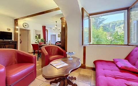 Chateau de la Favède: Meubilair, Interieur Ontwerp, Plafond, Flooring, Bankstel, Kamer, Verdieping, Woonkamer, Televisie