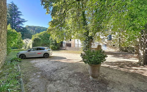 Chateau de la Favède: Boom, Family Car, Oprit, Parking, Luxevoertuig, Stadsauto, Mid-Size Car