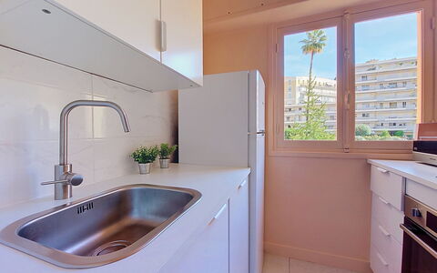 Le Magellan: Meubilair, Interieur Ontwerp, Flooring, Plafond, Verdieping, Stoel, Kamer, Verlichting, Tafel, Keuken En Eettafel