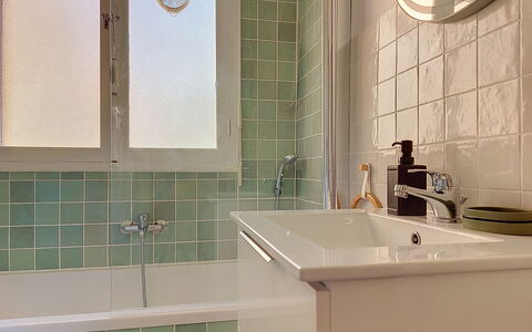 Le Magellan: Meubilair, Interieur Ontwerp, Flooring, Plafond, Verdieping, Stoel, Kamer, Verlichting, Tafel, Keuken En Eettafel