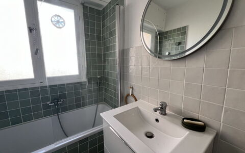 Le Magellan: Loodgieterswerkinrichting, Badkamer, Muur, Flooring, Verdieping, Interieur Ontwerp, Kraan, Loodgieter, Wastafel, Tegel