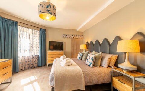 Towan Beach: Meubilair, Interieur Ontwerp, Bed, Slaapkamer, Flooring, Verdieping, Laken, Bedding, Hout, Plafond