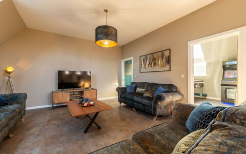 Towan Beach: Interieur Ontwerp, Meubilair, Flooring, Hout, Bankstel, Plafond, Verdieping, Huis, Verlichting, Woonkamer