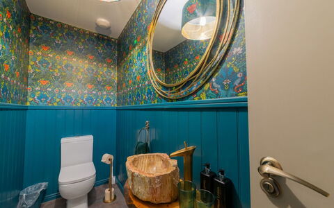 Towan Beach: Badkamer, Loodgieterswerkinrichting, Interieur Ontwerp, Wastafel In De Badkamer, Flooring, Verlichting, Kraan, Loodgieter, Verdieping, Wastafel