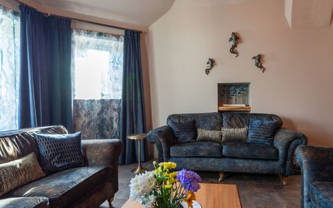 Towan Beach: Meubilair, Interieur Ontwerp, Bankstel, Woonkamer, Huis, Verdieping, Kamer, Kussen Gooien
