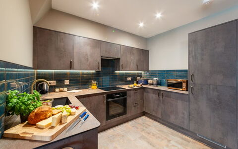 Towan Beach: Keuken, Countertop, Interieur Ontwerp, Flooring, Toestel Van De Keuken, Meubilair, Verdieping, Plafond, Major Appliance, Cabinetry