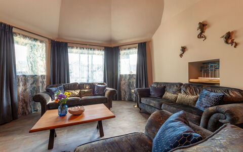 Towan Beach: Interieur Ontwerp, Plafond, Meubilair, Huis, Verdieping, Flooring, Verlichting, Kamer, Woonkamer, Bankstel