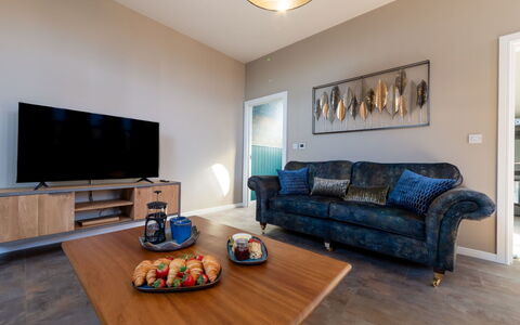 Towan Beach: Interieur Ontwerp, Meubilair, Flooring, Verdieping, Bankstel, Hout, Plafond, Woonkamer, Kamer, Verlichting