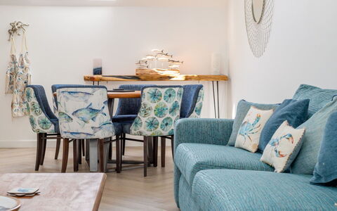 Towan Lobster: Meubilair, Blauw, Interieur Ontwerp, Hout, Bankstel, Flooring, Kamer, Kussen, Verdieping, Woonkamer