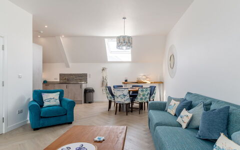 Towan Lobster: Meubilair, Interieur Ontwerp, Flooring, Bankstel, Verdieping, Kamer, Plafond, Hout, Woonkamer, Tafel