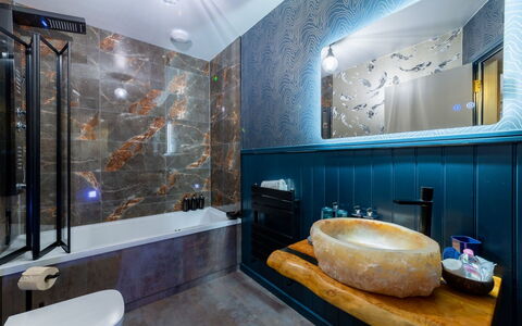 Towan Lobster: Badkamer, Loodgieterswerkinrichting, Interieur Ontwerp, Flooring, Wastafel In De Badkamer, Wastafel, Bad, Kraan, Spiegel, Verdieping