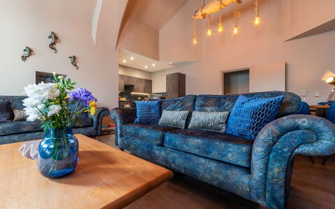 Towan Lobster: Interieur Ontwerp, Meubilair, Flooring, Bankstel, Verdieping, Verlichting, Woonkamer, Huis, Plafond