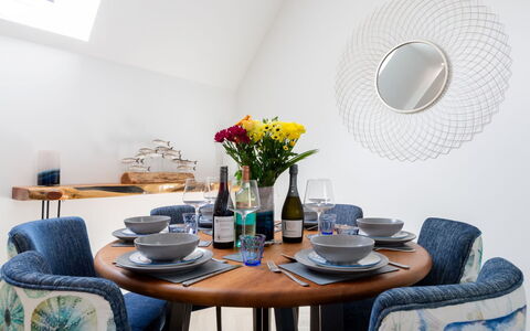 Towan Lobster: Meubilair, Blauw, Interieur Ontwerp, Tableware, Tafel, Hout, Stoel, Kamer, Eetkamer, Textiel