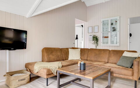 Ejler - 30Km from the Sea: Flooring, Hout, Verdieping, Bankstel, Meubilair, Interieur Ontwerp, Houten Vloer, Woonkamer, Huis, Plafond