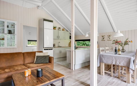 Ejler - 30Km from the Sea: Flooring, Houten Vloer, Interieur Ontwerp, Verdieping, Hout, Plafond, Meubilair, Bankstel, Laminaatvloer, Woonkamer