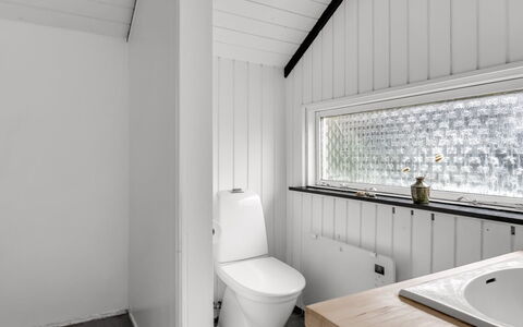Ejler - 30Km from the Sea: Muur, Hout, Flooring, Plafond, Loodgieterswerkinrichting, Verdieping, Interieur Ontwerp, Loodgieter, Badkamer, Kraan