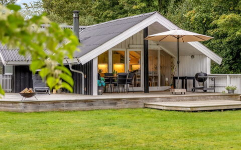 Ejler - 30Km from the Sea: Meubilair, Interieur Ontwerp, Flooring, Plafond, Verdieping, Stoel, Kamer, Verlichting, Tafel, Keuken En Eettafel