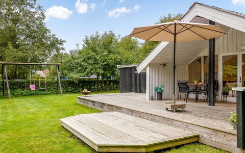 Ejler - 30Km from the Sea: Meubilair, Interieur Ontwerp, Flooring, Plafond, Verdieping, Stoel, Kamer, Verlichting, Tafel, Keuken En Eettafel