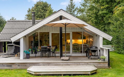 Ejler - 30Km from the Sea: Meubilair, Interieur Ontwerp, Flooring, Plafond, Verdieping, Stoel, Kamer, Verlichting, Tafel, Keuken En Eettafel