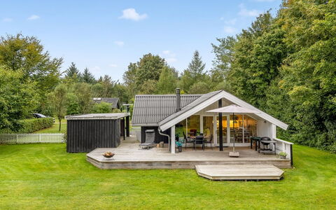 Ejler - 30Km from the Sea: Meubilair, Interieur Ontwerp, Flooring, Plafond, Verdieping, Stoel, Kamer, Verlichting, Tafel, Keuken En Eettafel