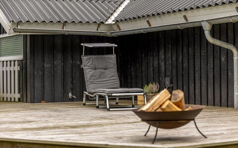 Ejler - 30Km from the Sea: Meubilair, Interieur Ontwerp, Flooring, Plafond, Verdieping, Stoel, Kamer, Verlichting, Tafel, Keuken En Eettafel