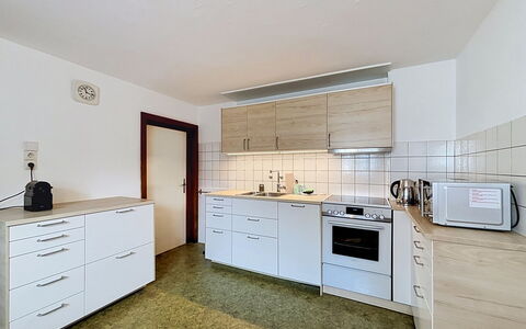 Ferienhaus Christl: Flooring, Keuken, Cabinetry, Interieur Ontwerp, Verdieping, Countertop, Toestel Van De Keuken, Meubilair, Kamer, Plafond