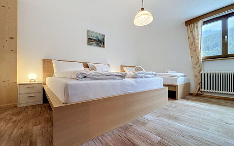 Ferienhaus Christl: Bed, Slaapkamer, Laken, Interieur Ontwerp, Hout, Bedding, Verdieping, Flooring, Plafond, Kamer