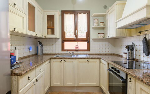 Red House: Keuken, Cabinetry, Countertop, Toestel Van De Keuken, Major Appliance, Interieur Ontwerp, Hout, Meubilair, Flooring, Kast