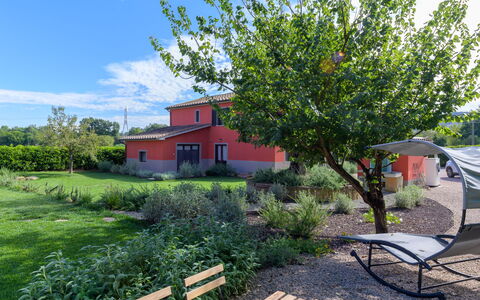 Red House: Struik, Tuin, De Lente, Gazon, Landscaping, Schaduw, Werf, Backyard, Botanische Tuin, Boerderij