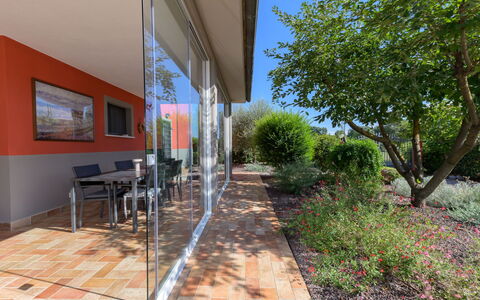 Red House: Schaduw, Tuin, Buitenmeubels, Glas, Landscaping, Patio, Werf, Outdoor Structuur, Backyard, Gang