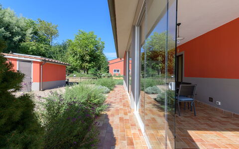 Red House: Schaduw, Tuin, Backyard, Steen, Landgoed, Werf, Landscaping, Hacienda, Daylighting, Binnenplaats