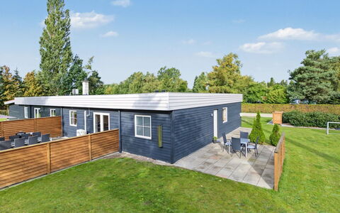 Nina - 600M from the Sea: Dak, Huis, Verblijf, Schaduw, Gazon, Tuin, Werf, Landscaping, Landgoed, Siding