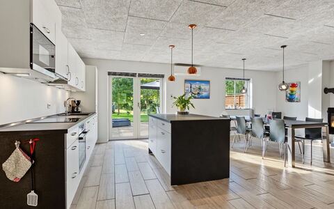 Nina - 600M from the Sea: Flooring, Hout, Plafond, Verdieping, Interieur Ontwerp, Meubilair, Keuken, Lichte Inrichting, Countertop, Stoel