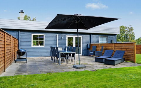 Nina - 600M from the Sea: Hout, Buitenmeubels, Meubilair, Buitentafel, Stoel, Schaduw, Paraplu, Patio, Dek, Tuin