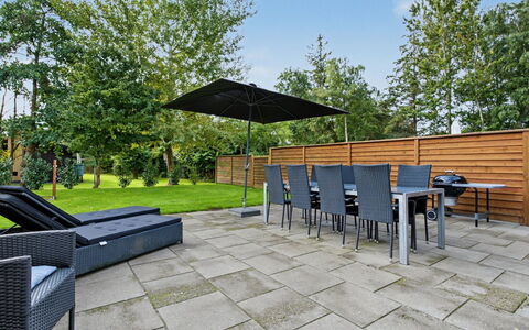 Nina - 600M from the Sea: Buitenmeubels, Meubilair, Stoel, Tuin, Flagstone, Hardwood, Landscaping, Patio, Buitentafel
