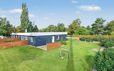 Nina - 600M from the Sea: Tuin, Schaduw, Gazon, Landscaping, Landgoed, Werf, Ontwerp, Boerderij, Park, Backyard