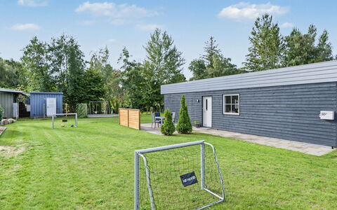 Nina - 600M from the Sea: Tuin, Gazon, Werf, Schaduw, Backyard, Siding, Landscaping, Garden Gebouwen, Park, Schuur