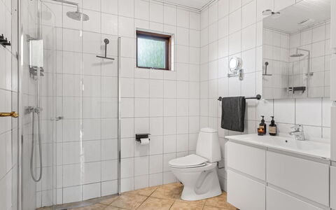 Anarosa - 6Km from the Sea: Flooring, Loodgieterswerkinrichting, Verdieping, Interieur Ontwerp, Badkamer, Toilet, Wc Bril, Wastafel, Badkamerkast, Plafond