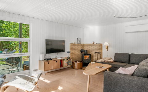 Aisa - 200M from the Sea: Interieur Ontwerp, Muur, Flooring, Hout, Plafond, Verdieping, Meubilair, Bankstel, Woonkamer, Houten Vloer