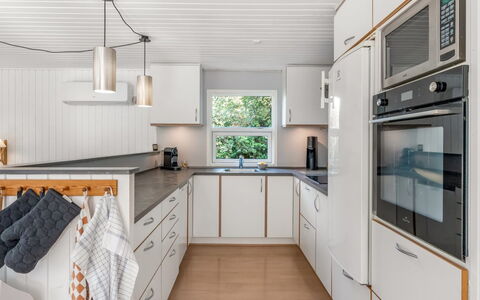 Aisa - 200M from the Sea: Keuken, Countertop, Toestel Van De Keuken, Interieur Ontwerp, Hout, Cabinetry, Flooring, Major Appliance, Plafond, Wastafel