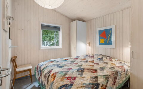 Aisa - 200M from the Sea: Hout, Interieur Ontwerp, Plafond, Slaapkamer, Verdieping, Huis, Kamer, Laken, Bed, Bedding