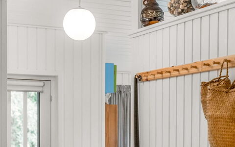 Aisa - 200M from the Sea: Interieur Ontwerp, Lichte Inrichting, Kamer, Natuurlijk Materiaal, Beits, Lamp, Plank, Lampekap, Kroonluchter