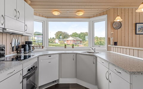 Taneli - 400M from the Sea: Keuken, Interieur Ontwerp, Hout, Plafond, Flooring, Countertop, Toestel Van De Keuken, Cabinetry, Verdieping, Verlichting