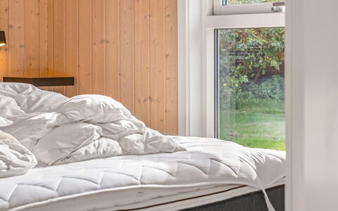 Taneli - 400M from the Sea: Slaapkamer, Linens, Laken, Bedding, Bed, Bed Frame, Matras, Hardwood, Duvet