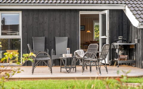 Taneli - 400M from the Sea: Hout, Meubilair, Buitenmeubels, Hardwood, Stoel, Deur, Bloempot, Plank, Veranda, Dek