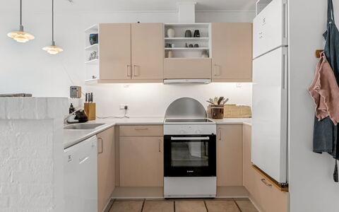 Jela - 10M from the Sea: Toestel Van De Keuken, Keuken, Countertop, Cabinetry, Meubilair, Interieur Ontwerp, Major Appliance, Flooring, Lichte Inrichting, Huishoudapparatuur