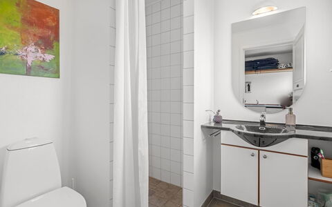 Jela - 10M from the Sea: Loodgieterswerkinrichting, Wastafel, Interieur Ontwerp, Flooring, Verdieping, Wastafel In De Badkamer, Kraan, Badkamer, Toilet, Loodgieter