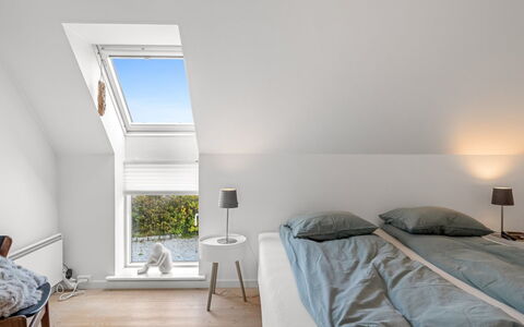 Jela - 10M from the Sea: Plafond, Interieur Ontwerp, Slaapkamer, Verdieping, Huis, Zolder, Bed, Linens, Kamer, Laken