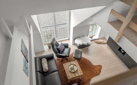 Jela - 10M from the Sea: Meubilair, Interieur Ontwerp, Flooring, Verdieping, Hout, Bankstel, Woonkamer, Appartement, Plafond, Kamer