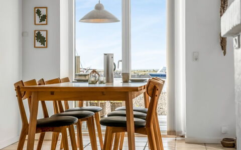 Jela - 10M from the Sea: Meubilair, Tafel, Flooring, Hout, Interieur Ontwerp, Stoel, Eetkamer, Keuken En Eettafel, Verdieping, Beits